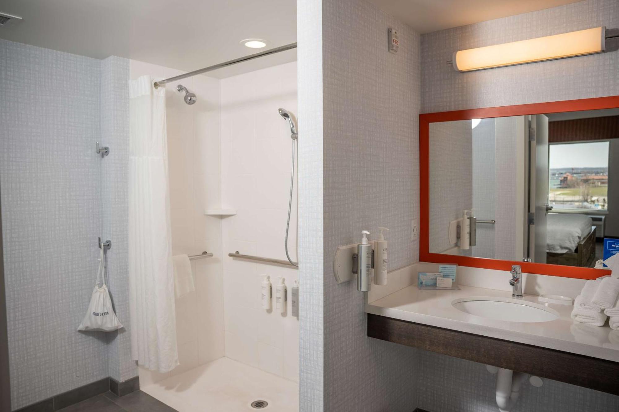 Hampton Inn & Suites Erie Bayfront Zewnętrze zdjęcie